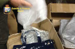 Bellona: opificio clandestino in una villetta, falsificavano accessori Armani VIDEO