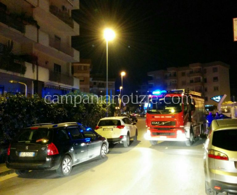 Paura ad Aversa: esplode auto nel cortile di un condominio nei pressi del bar “2 Pini” FOTO
