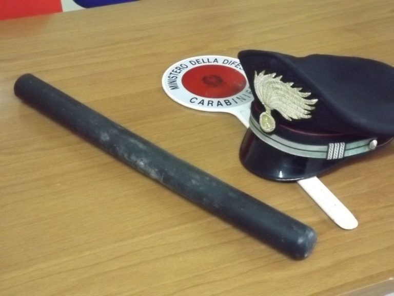 Conza della Campania: va in giro con un manganello e minaccia una ragazza, denunciato