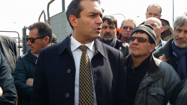 Napoli, De Magistris incontra lavoratori cantieri metropolitana: stop a sciopero