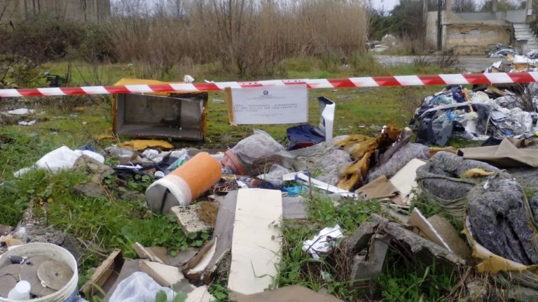 Santa Maria la Fossa: discarica accanto a terreni coltivati, scatta sequestro