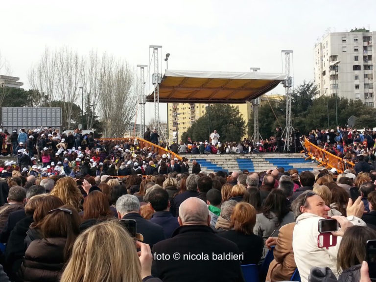 Dai bambini di Scampia ai giovani del Lungomare, Napoli abbraccia Papa Francesco: giornata storica per la città