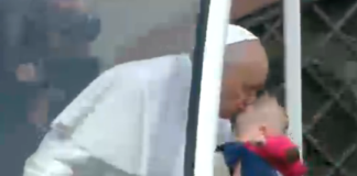 Il Papa in piazza Plebiscito, accolto da folla festante: tutto pronto per la messa