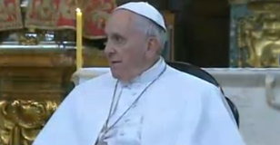 Papa Francesco incontra i religiosi al Duomo di Napoli, esposto il sangue di San Gennaro