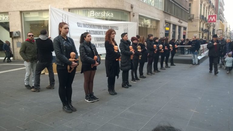 “No inceneritore a Giugliano”, protesta choc arriva in largo Berlinguer a Napoli