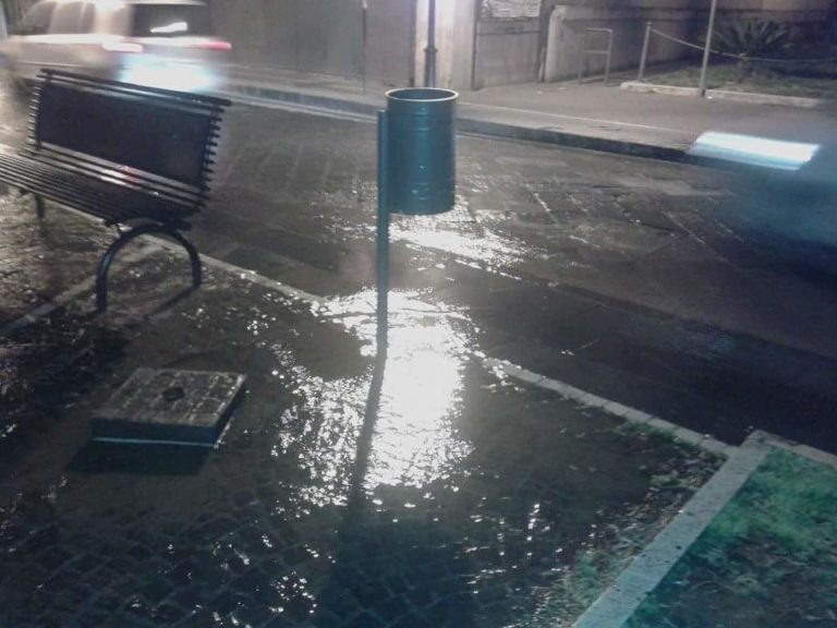 Cesa: si rompe tubatura, si allaga piazza De Michele