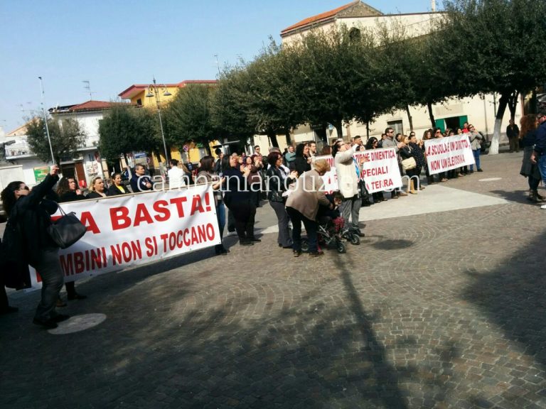 Gricignano: tagli all’assistenza, esplode la rabbia delle famiglie con disabili. Corteo e presidio al comune