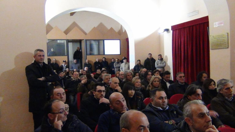 Aversa: mega spot di Sagliocco all’ex Macello, ma in platea non ci sono giovani
