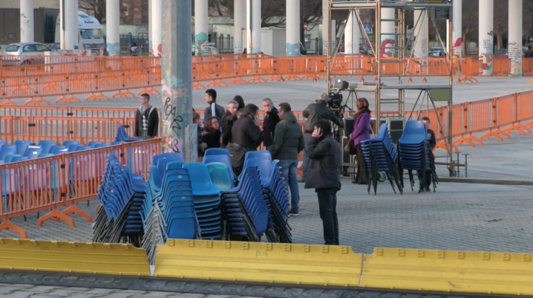 Scampia: ripulite solo le aree in cui arriverà il Papa, il resto del quartiere escluso. E’ polemica VIDEO