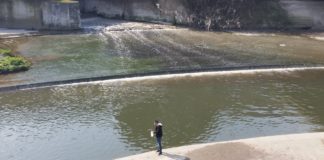 Inquinamento ambientale a Castel Volturno: il sindaco Russo a Caivano preleva acqua nei pressi di Pascarola per farla analizzare