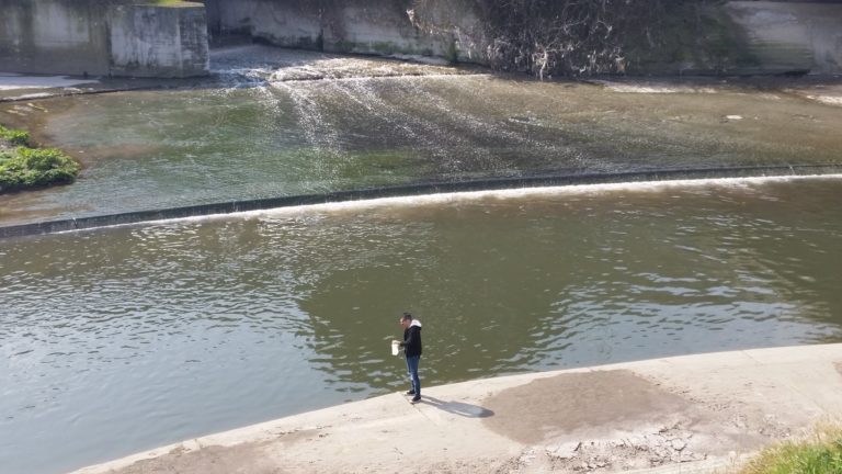 Inquinamento ambientale a Castel Volturno: il sindaco Russo a Caivano preleva acqua nei pressi di Pascarola per farla analizzare