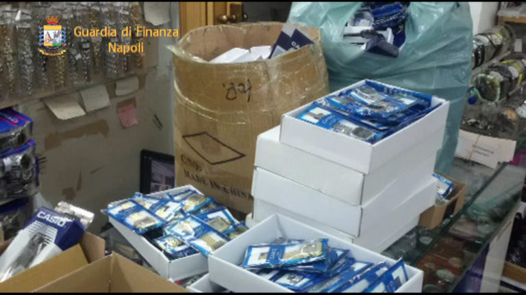 Napoli: offre 500 euro a finanzieri per evitare sequestro merce contraffatta, arrestata VIDEO