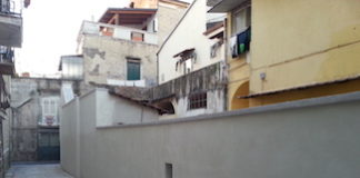 Aversa, ristrutturazioni al centro storico, “sparisce” muro in pietre di tufo