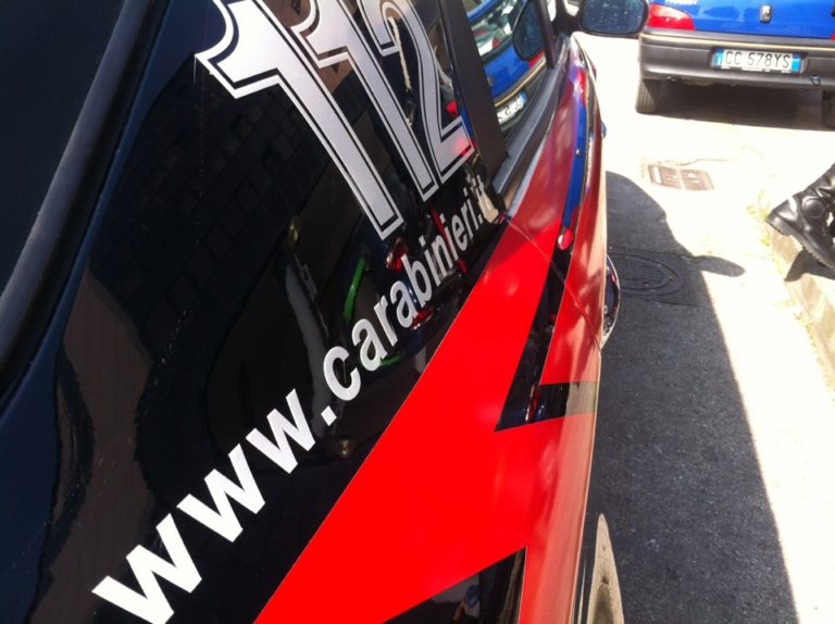 Rapinano un tir nel Salernitano, soffiata ai carabinieri: 2 arresti