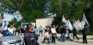 Chiusura Indesit Carinaro: riprendono i blocchi, centinaia di operai in marcia verso la base Us Navy FOTO E VIDEO