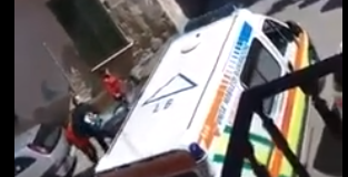 Santa Maria Capua Vetere: ambulanza bloccata dalle auto in sosta selvaggia, la denuncia dei 5 Stelle VIDEO CHOC