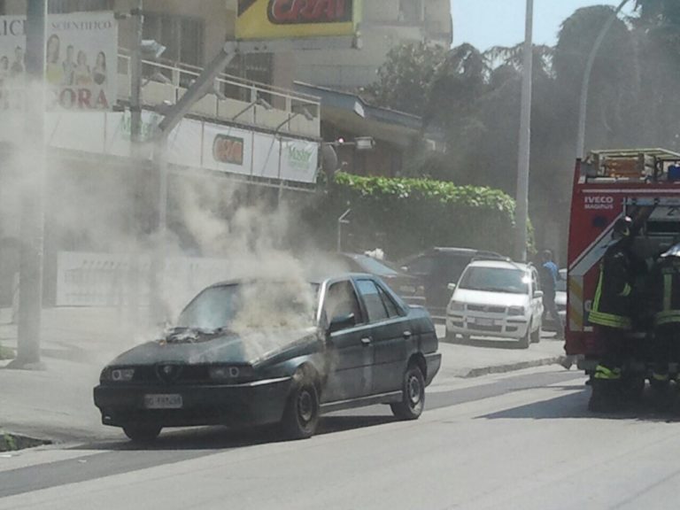Aversa: auto in fiamme in viale Kennedy,  intervengono i vigili del fuoco FOTO