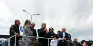 Chisura Indesit Carinaro, bimba commuove il presidio: “Papà non gioca più”