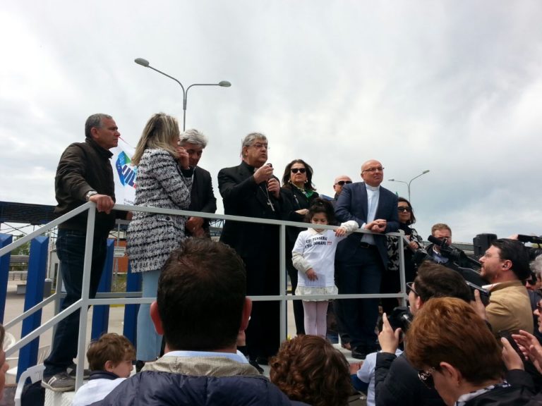 Chisura Indesit Carinaro, bimba commuove il presidio: “Papà non gioca più”