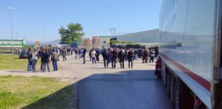 Chiusura Indesit Carinaro: blocchi stradali in zona Asi, in tilt il polo logistico VIDEO