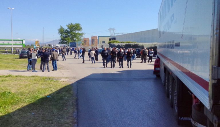 Chiusura Indesit Carinaro: blocchi stradali in zona Asi,  in tilt  il polo logistico VIDEO