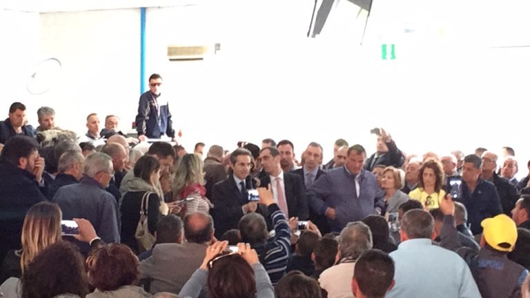 Chiusura Indesit Carinaro, Caldoro e Nappi ai cancelli dello stabilimento: regione farà sua parte VIDEO