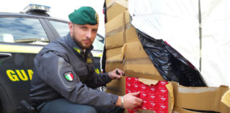 Aversa: finanzieri intercettano carico di sigarette di contrabbando, due arresti
