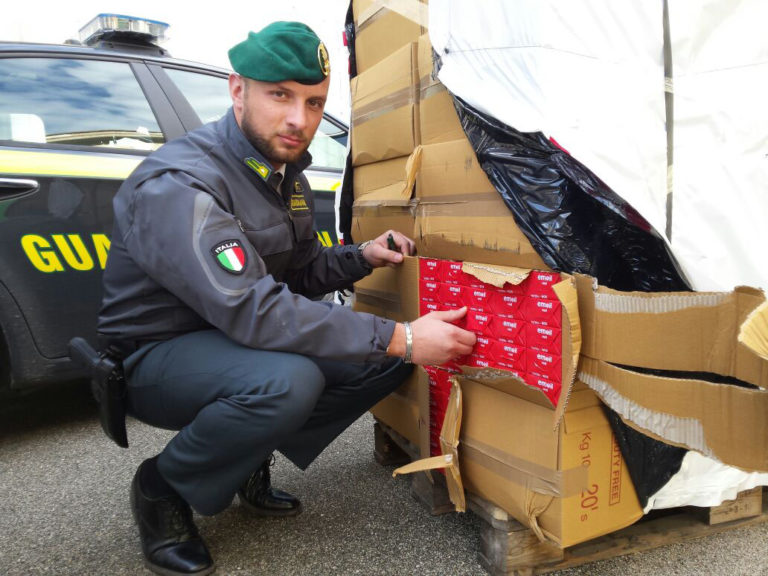 Aversa: finanzieri intercettano carico di sigarette di contrabbando, due arresti