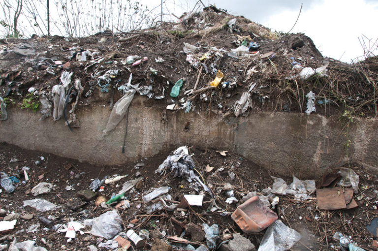 Sant’Antimo: crolla il muro della discarica di via Mercalli GUARDA LE FOTO