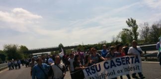 Chiusura Indesit Carinaro: operai liberano ingressi Us Navy e occupano Nola-Villa Literno