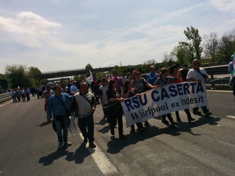 Chiusura Indesit Carinaro: operai liberano ingressi Us Navy e occupano Nola-Villa Literno
