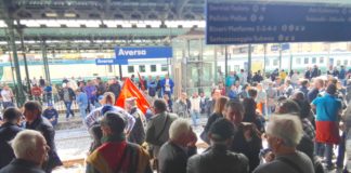 Chiusura Indesit Carinaro: centinaia di operai occupano la stazione di Aversa VIDEO