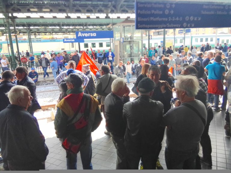 Chiusura Indesit Carinaro: centinaia di operai occupano la stazione di Aversa  VIDEO
