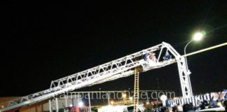 Chiusura Indesit Carinaro: operai sempre più esasperati. Lavoratore sale su traliccio LA FOTO