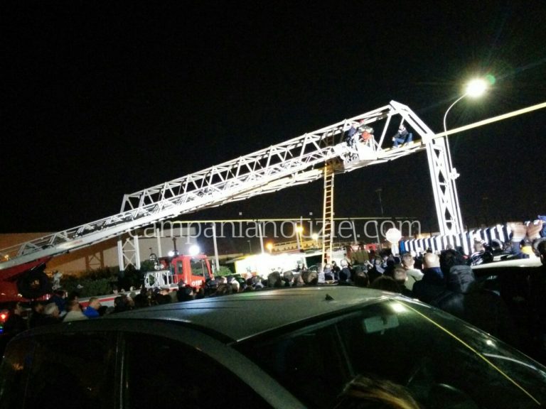 Chiusura Indesit Carinaro: operai sempre più esasperati. Lavoratore sale su traliccio LA FOTO