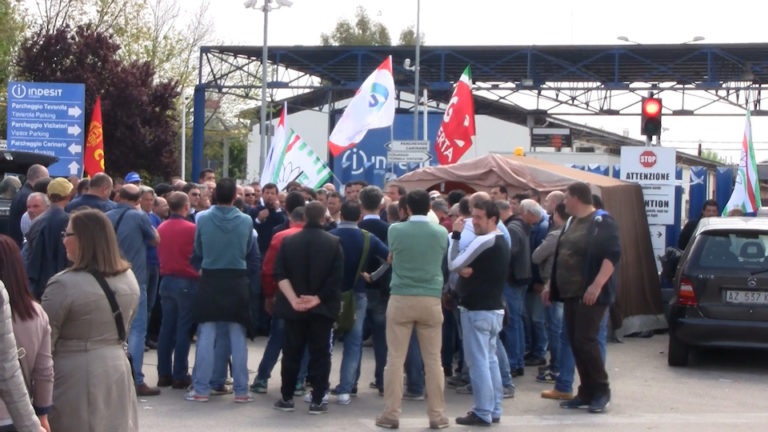 Chiusura Indesit: tavolo al comune di Carinaro, operai inferociti contro Nappi e Renzi. GUARDA I VIDEO DELLA GIORNATA