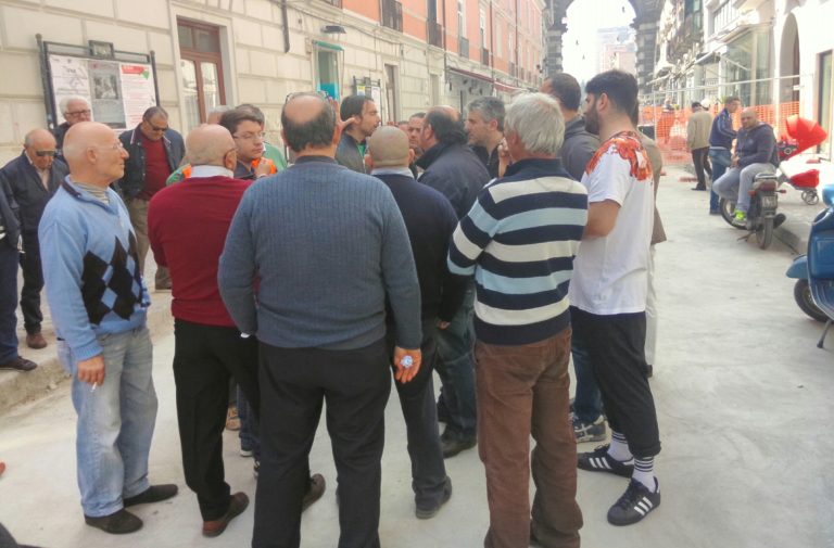 Aversa: lavori in via Roma,  esplode  la rabbia dei commercianti. Barbato: “Solo un equivoco” FOTO