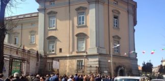 Aversa: nuovo sistema sicurezza, centinaia di avvocati in coda all’esterno del tribunale FOTO