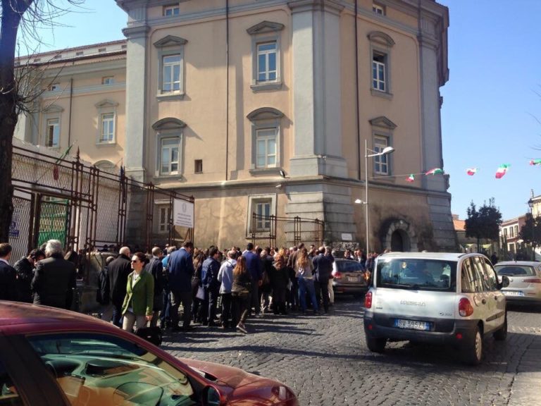 Aversa: nuovo sistema sicurezza, centinaia di avvocati in coda all’esterno del tribunale FOTO