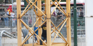 Napoli: licenziato Fiat scende da gru dopo cinque giorni e rilancia mobilitazione: il 21 presidio al tribunale Nola FOTO E VIDEO