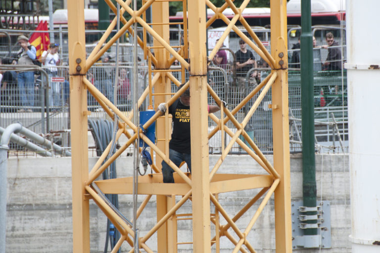 Napoli: licenziato Fiat scende da gru dopo cinque giorni e rilancia mobilitazione: il 21 presidio al tribunale Nola FOTO E VIDEO