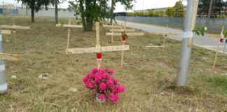 Vertenza Whirlpool-Indesit: protesta choc a Carinaro, installate decine di croci nel giardino dello stabilimento