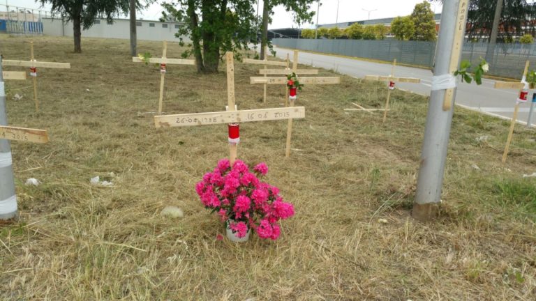 Vertenza Whirlpool-Indesit: protesta choc a Carinaro, installate decine di croci nel giardino dello stabilimento