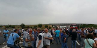 Vertenza Whirlpool – Indesit: centinaia di operai occupano la Nola – Villa Literno FOTO E VIDEO