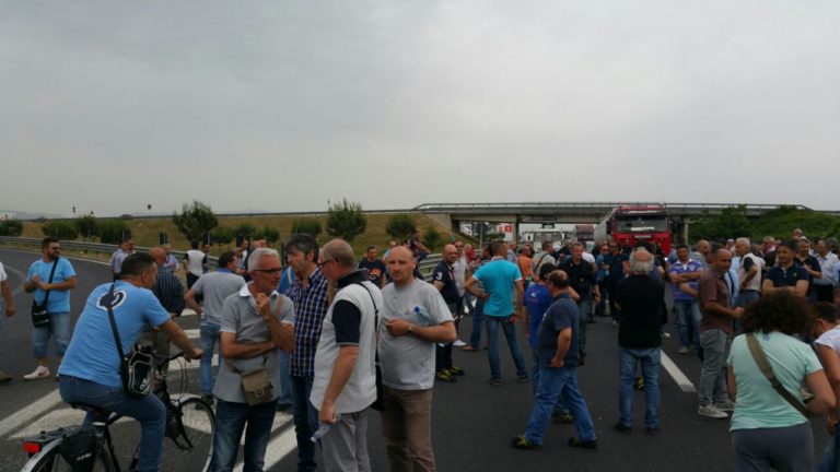 Vertenza Whirlpool – Indesit: centinaia di operai occupano la Nola – Villa Literno FOTO E VIDEO