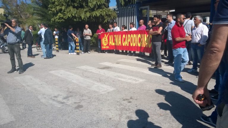 Picchetti e sciopero all’esterno degli stabilimenti Alenia: no cessione ad Atitech