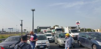 Vertice in Prefettura, lavoratori Indesit liberano l’autostrada: traffico verso la regolarità