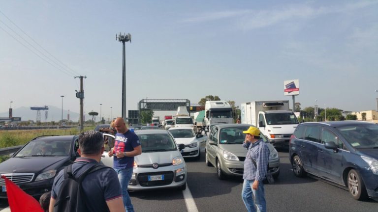 Vertice in Prefettura, lavoratori Indesit liberano l’autostrada: traffico verso la regolarità