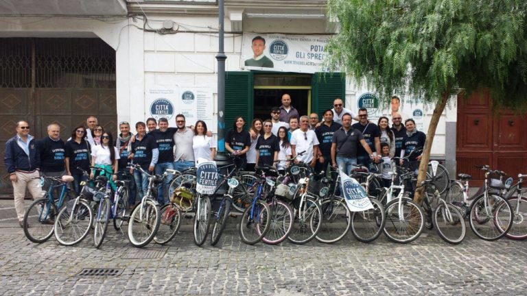 Comunali Teverola: Di Matteo e i candidati al consiglio comunale in giro per il paese in bicicletta per illustrare il programma