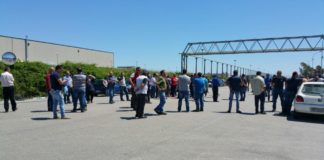 Chiusura Indesit Carinaro, attesa per il vertice al Mise: sciopero di due ore al via. Bloccata l’Appia FOTO E VIDEO